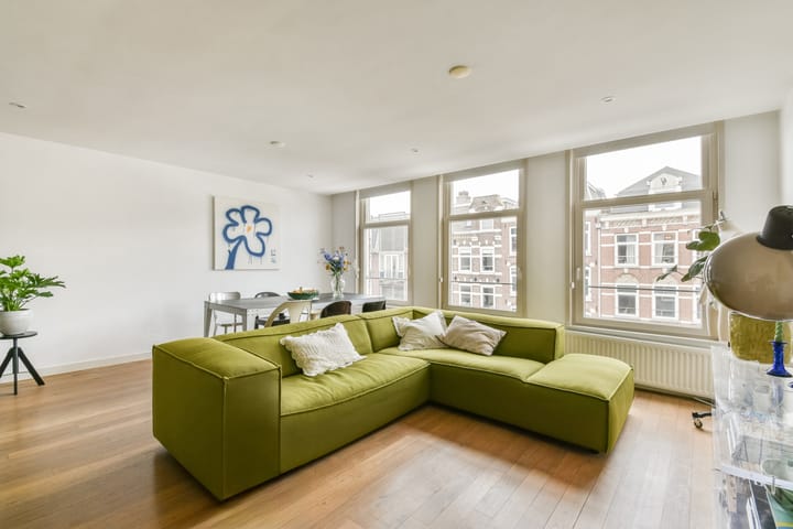 Albert Cuypstraat 122A-3 in Amsterdam