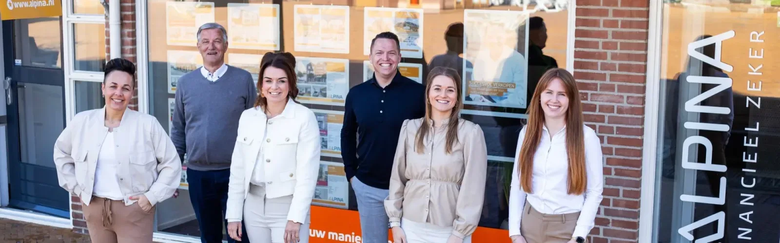 Team foto van Alpina Katwijk (voorheen De Leeuw Makelaardij)