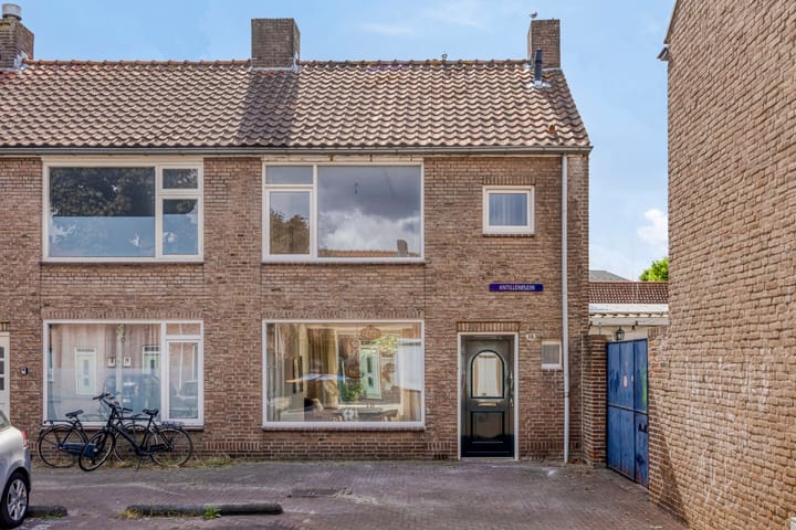 Antillenplein 12 en Tilburg foto