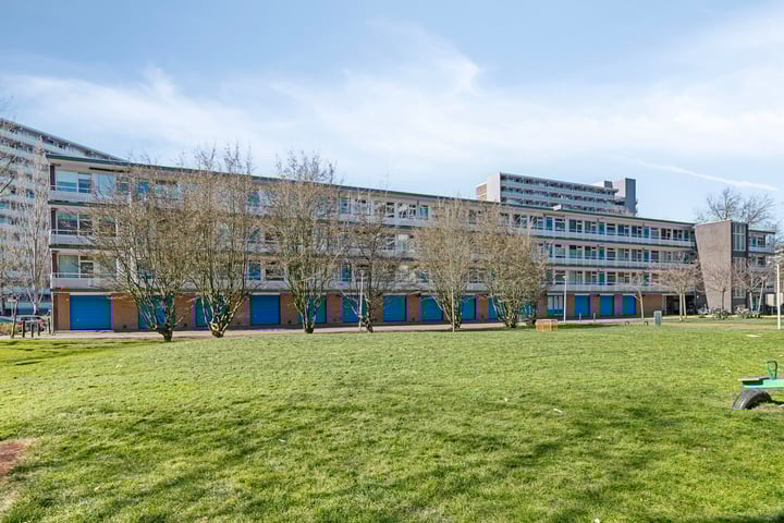 Bart Verhallenplein 45 in Schiedam foto