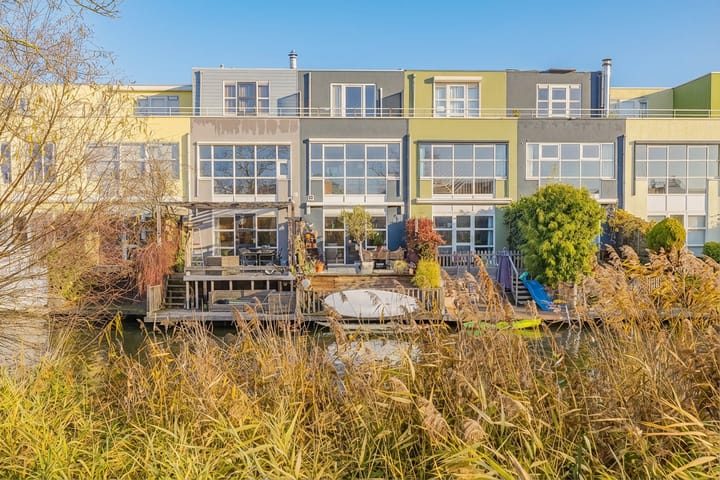 Betsy Perkstraat 45 in Velserbroek Foto