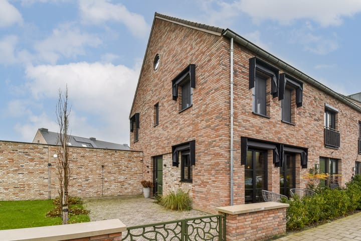 Buitenplaats 84 in Dordrecht Foto