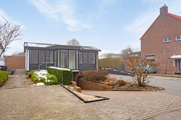 Burg. Hoenstraat 6A in Born foto