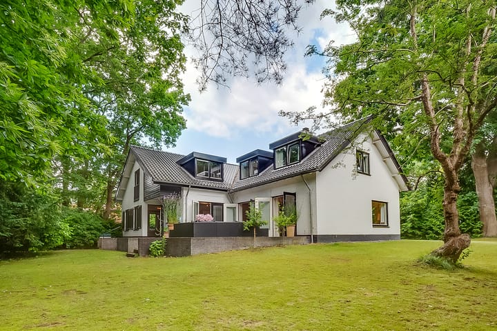 Burg. Van Holthelaan 1 in Zeist Foto