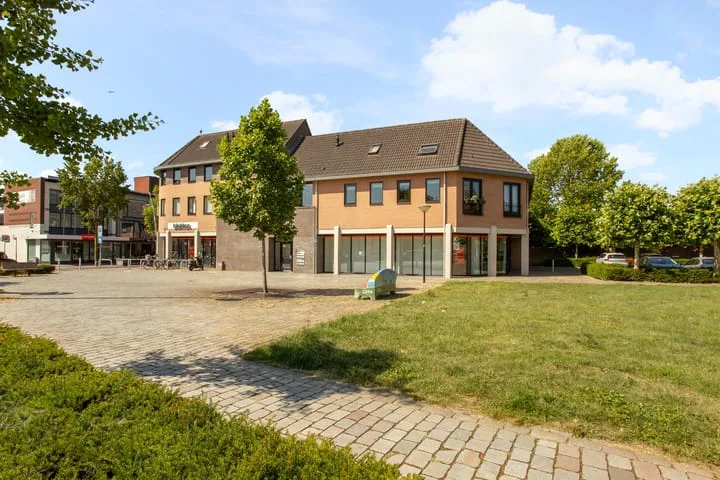 Burg. Van Houdtplein 16 Bladel foto 2