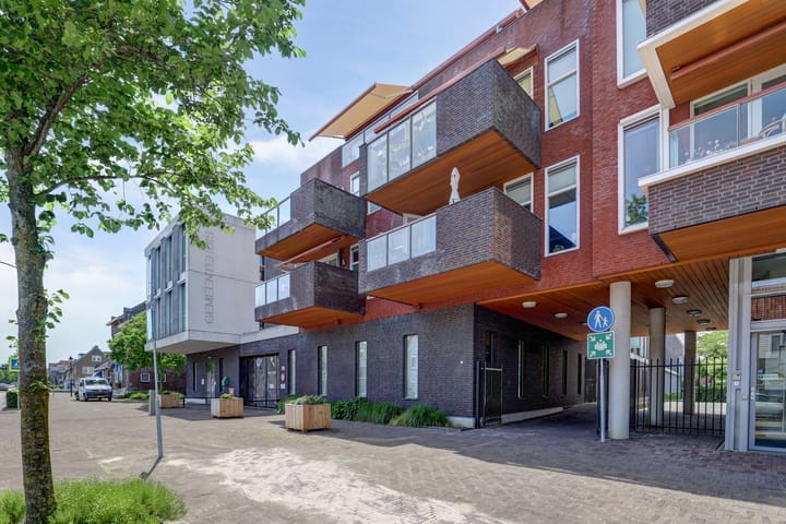 Burgemeester de Bruïnelaan 51A in Zwijndrecht photo