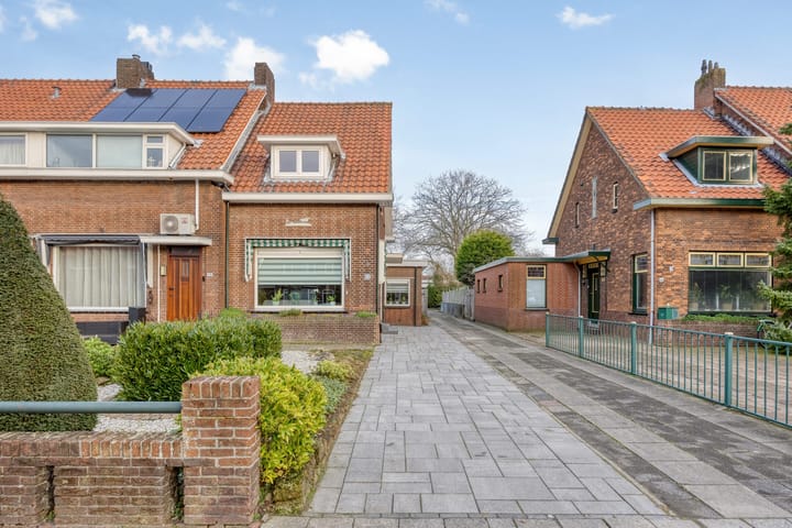 Burgemeester van Esstraat 80 in Pernis Rotterdam