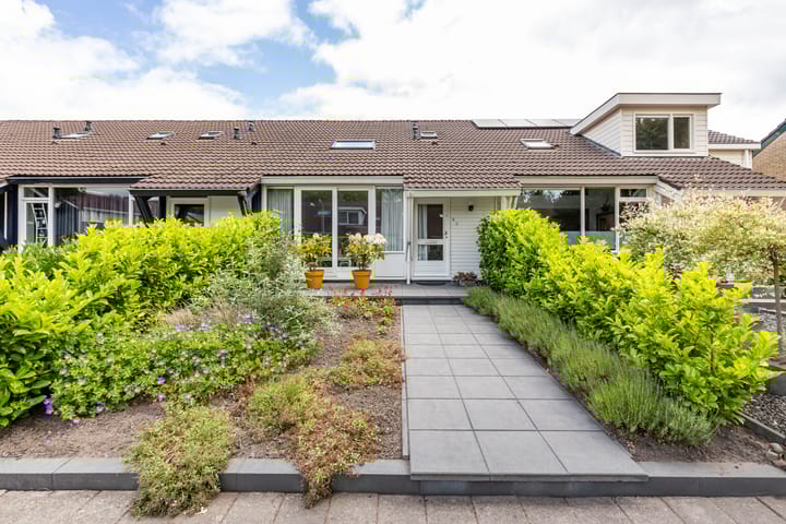 Burgemeester van Panhuyslaan 18 in Burgum Foto