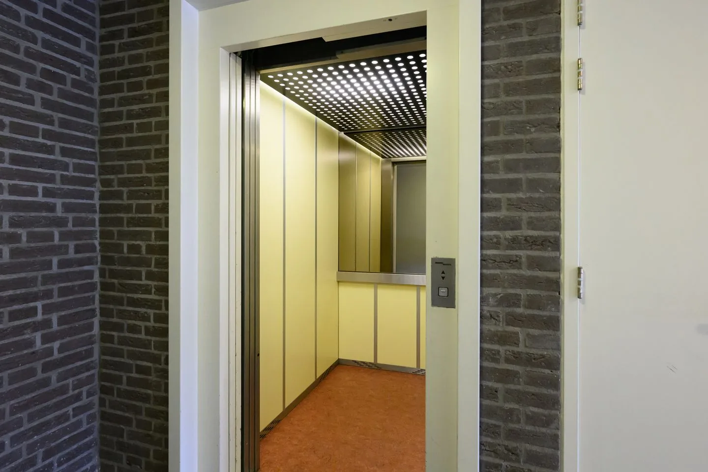 Carry van Bruggenhof 123 Den Haag thumbnail 8