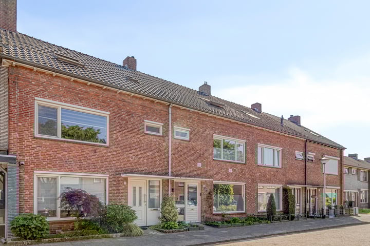 Cederhoutstraat 22 dans Helmond photo