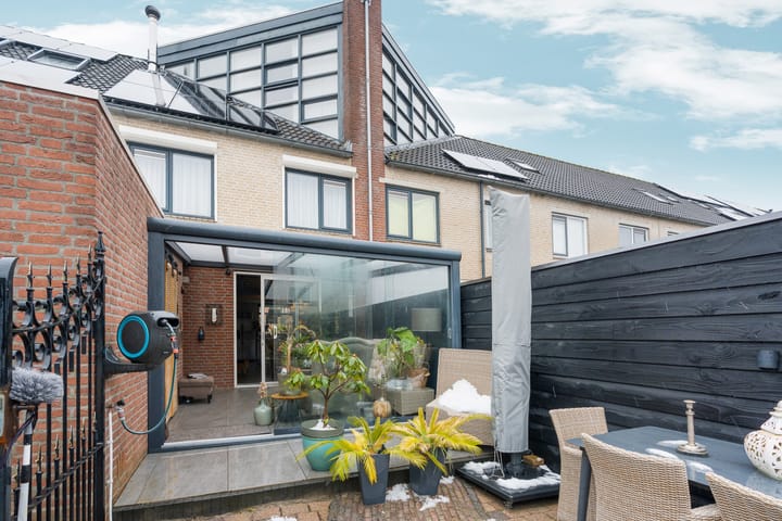 Count Basiestraat 44 in Almere photo