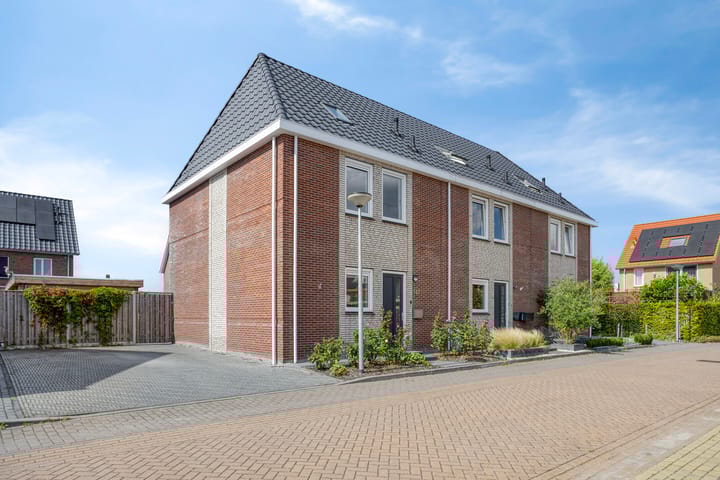 De Landerijen 147 en Hoogezand foto