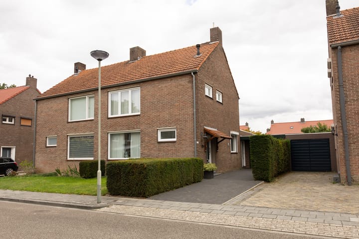 Photo of property De Lerodestraat 12, Born