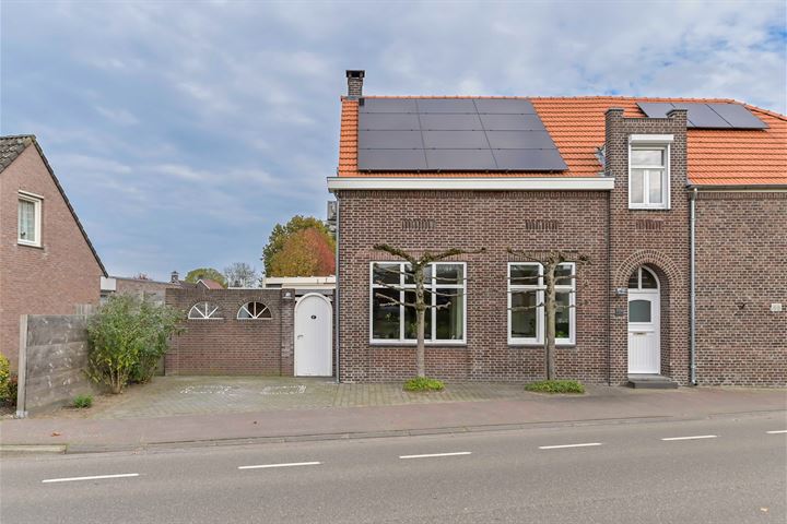 Dorpstraat 10A in Leveroy Foto