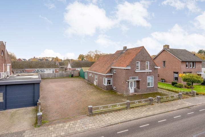 Dorpstraat 33 in Leveroy photo