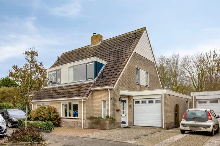 dr. B. Vaandragerstraat 17 en Domburg