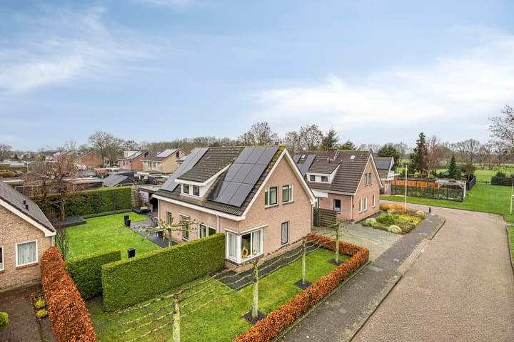 Esdoornstraat 16 in Lutten