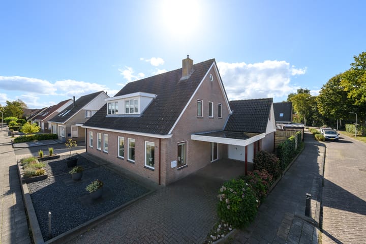 Esdoornstraat 2 in De Blesse Foto