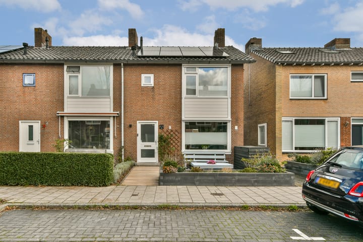 Essenlaan 11 in Sassenheim