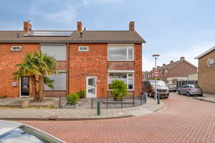 Goudenregenstraat 13 in Steenbergen