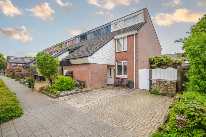 Goudenregenstraat 15 en Duiven foto