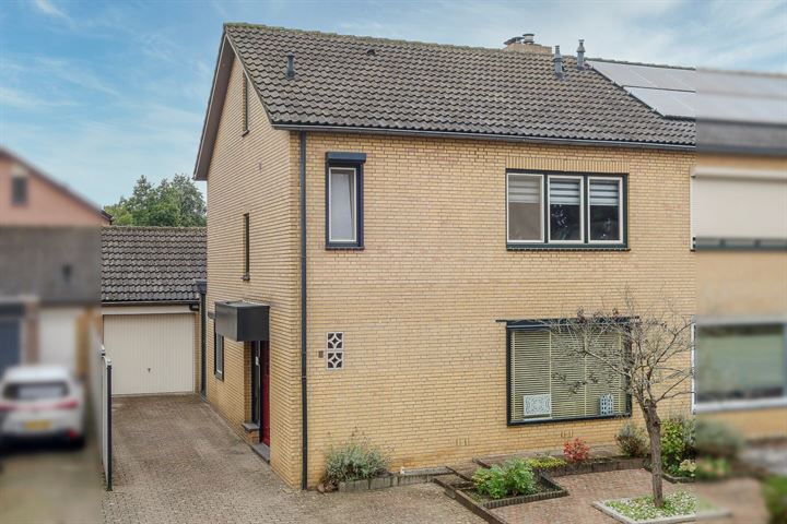 Graaf van Loonstraat 17 in Born foto