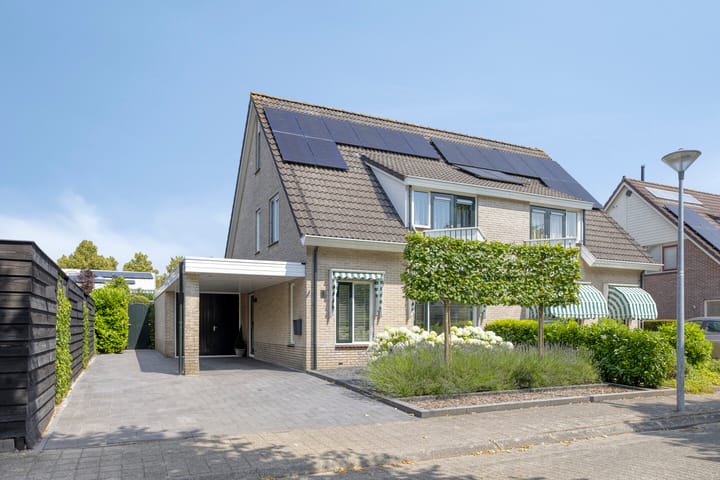 Hazelaarweg 1 en Hoogezand foto