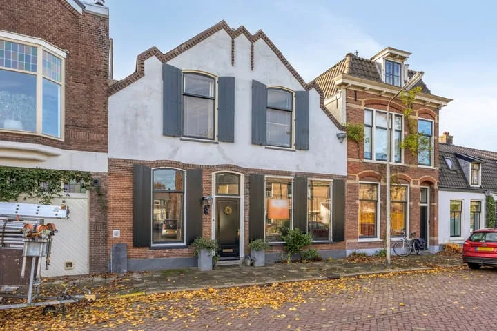 Hoofdstraat 100 in Leiderdorp