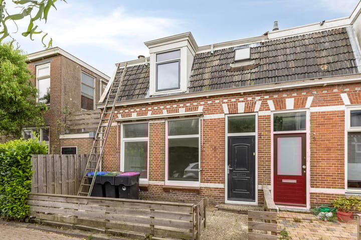 Huizumerstraat 1 in Leeuwarden photo