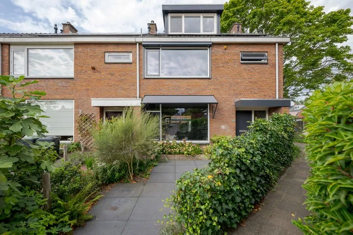 Jan van Brakelplantsoen 10 en Voorschoten