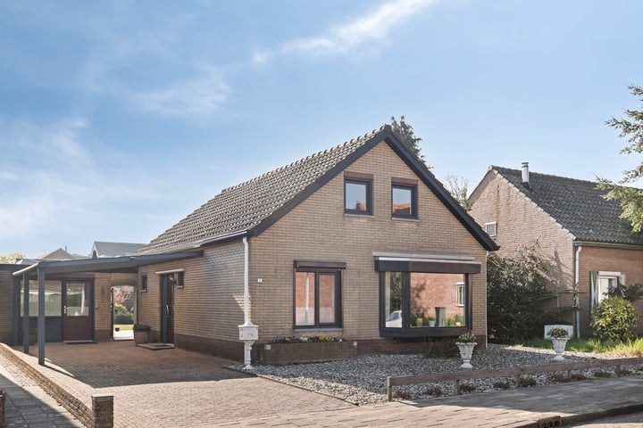 Photo of property Jhr. Mr. De Casembrootstraat 2, Koewacht