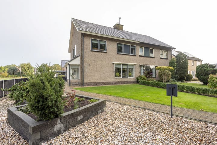 Johan Frisostraat 8 en Vroomshoop foto