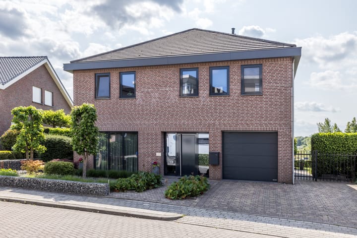 Photo of property John Erkensstraat 11, Kerkrade