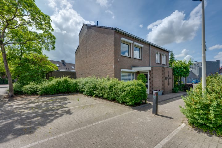 Joostveld 12 in Roosendaal Foto