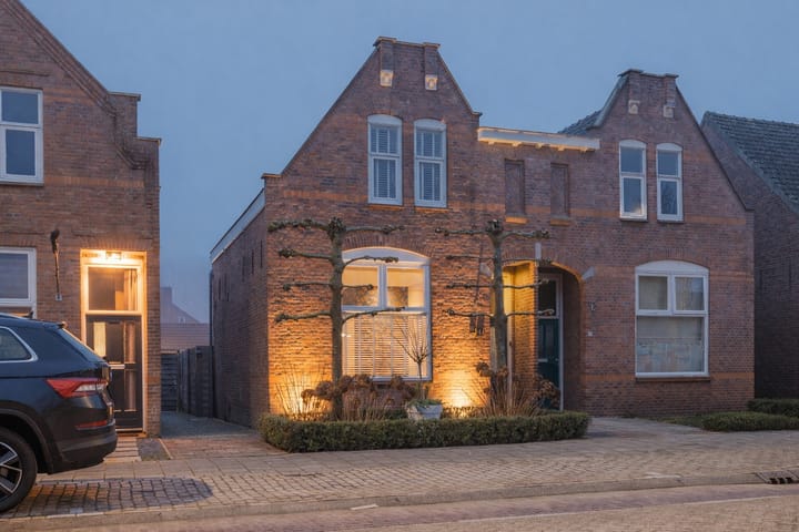 Photo of property Julianalaan 64, Raamsdonksveer