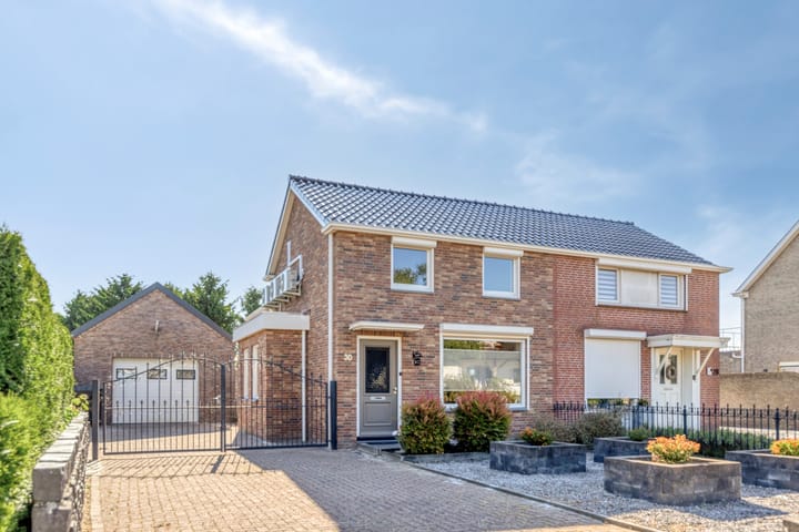 Kaaistraat 30 en St. Willebrord foto