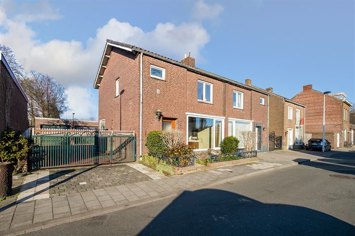 Kasteel Daelenbroeckstraat 38 in Maastricht photo