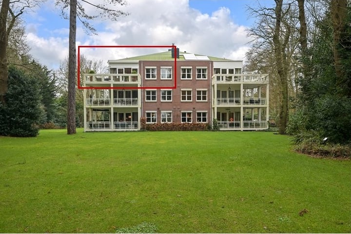 Laan van Pluymestein 28 in Wassenaar photo