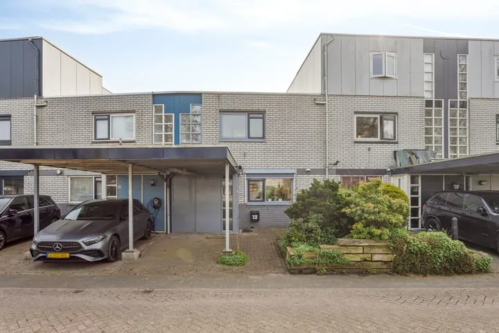 Lange Sloot 13 in Velserbroek