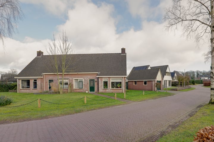 Lienstukken 38 en Grolloo foto