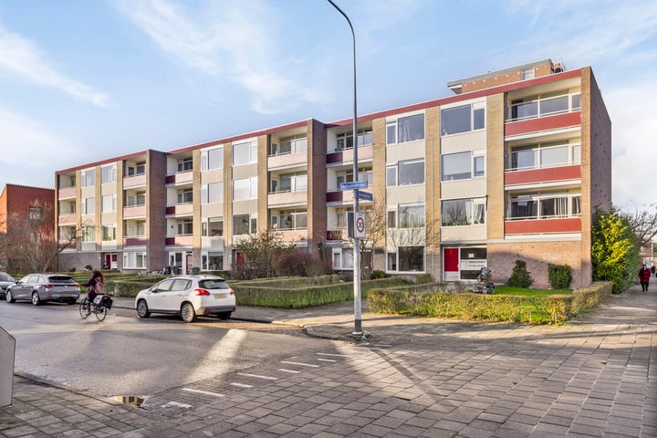 Meteoorstraat 15 en Groningen foto