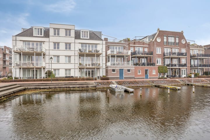 Photo of property Middenoever 66, Roelofarendsveen