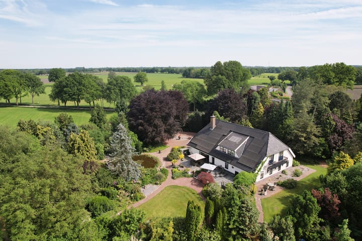 Molenweg 25 en Heelweg foto