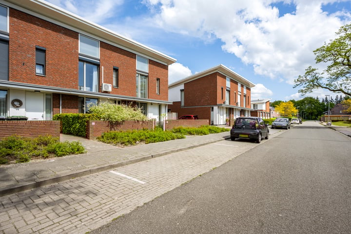 Mr. C.L. Kniphorststraat 25 in Emmen