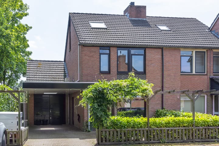 Nieuwenhuisstraat 1 in Rijssen Foto