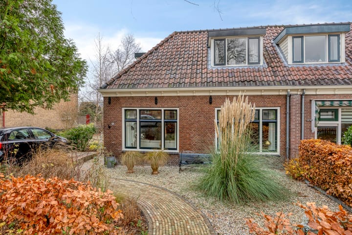 Noordeinde 114 en Roelofarendsveen foto