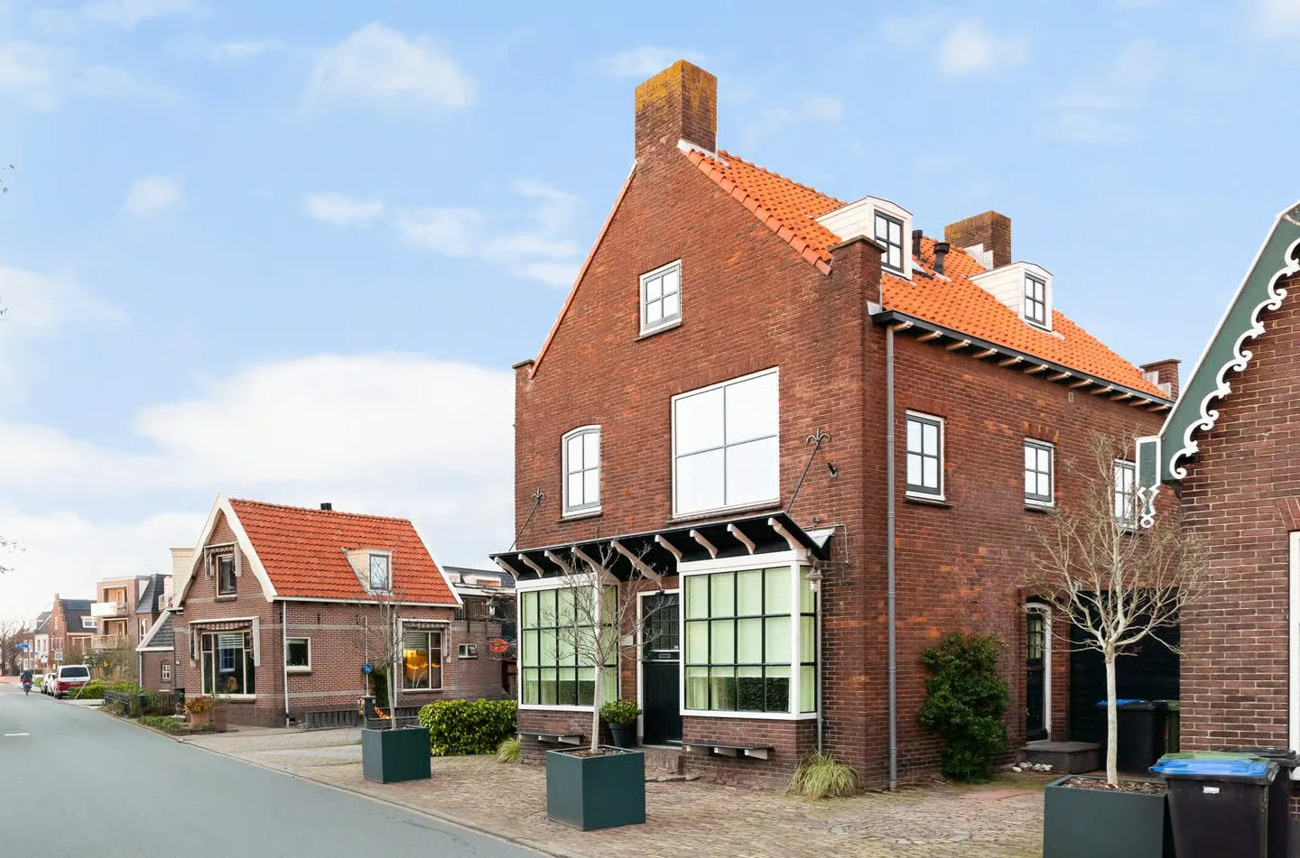 Noordeinde 77 a in Roelofarendsveen