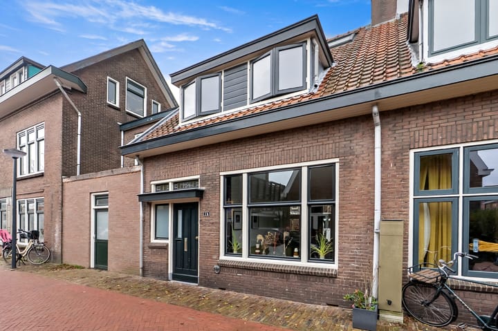 Oranjestraat 1B in Leiden photo