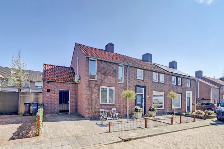 Pastoor van Akenstraat 8 in Vlijmen photo
