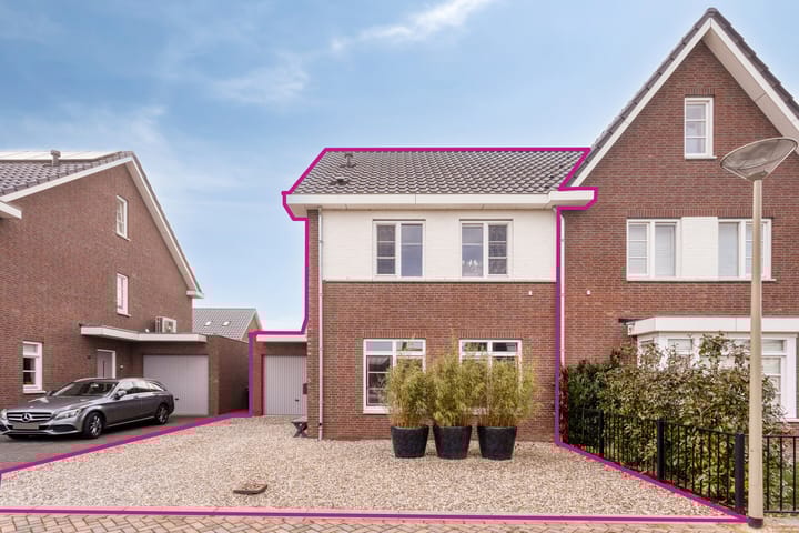 Pastoor van Tielstraat 66 in Leuth